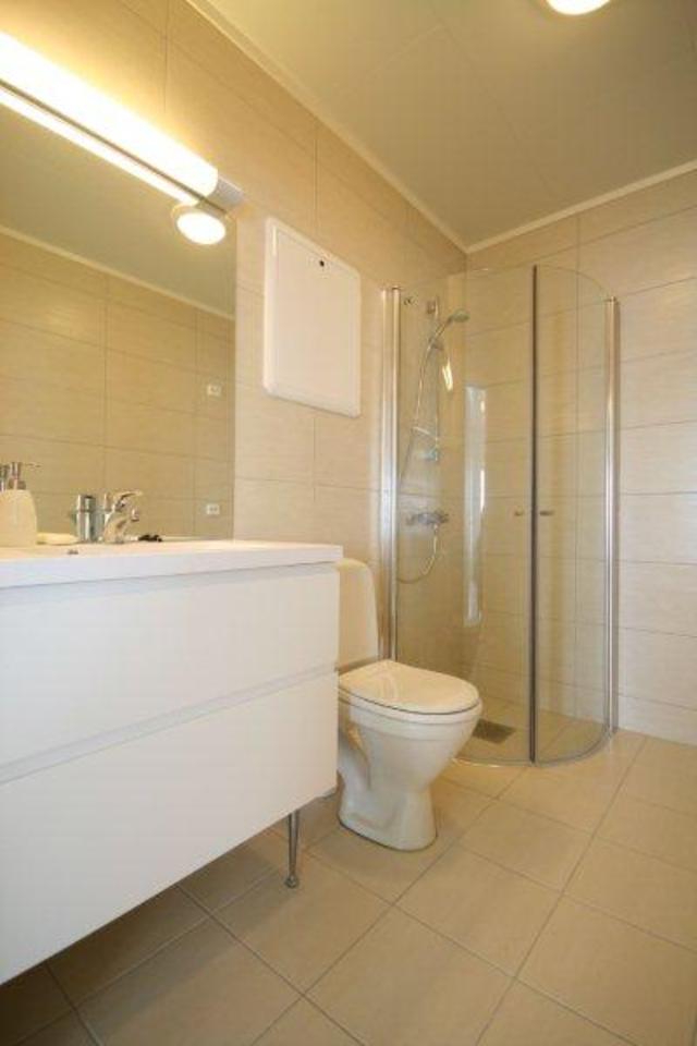 /pictures/Norsk/BO/apt 3 bathroom lite.jpg